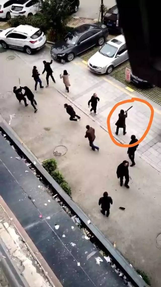 资讯张家界一小区门口发生打架斗殴慈利县ktv里走错门6人全被拘时速