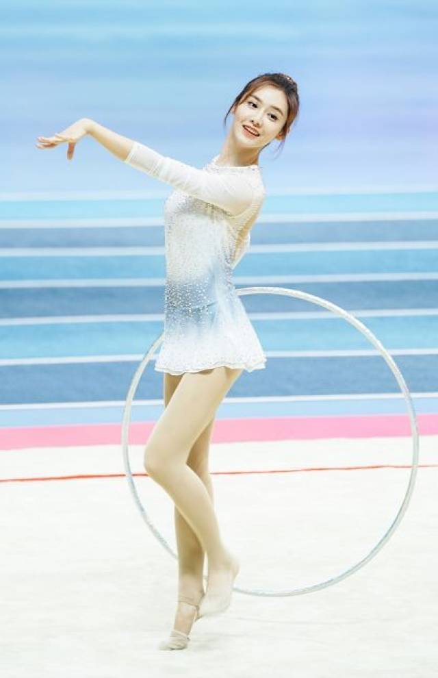 她叫美娜,目前是腾讯视频体育频道的主持人.