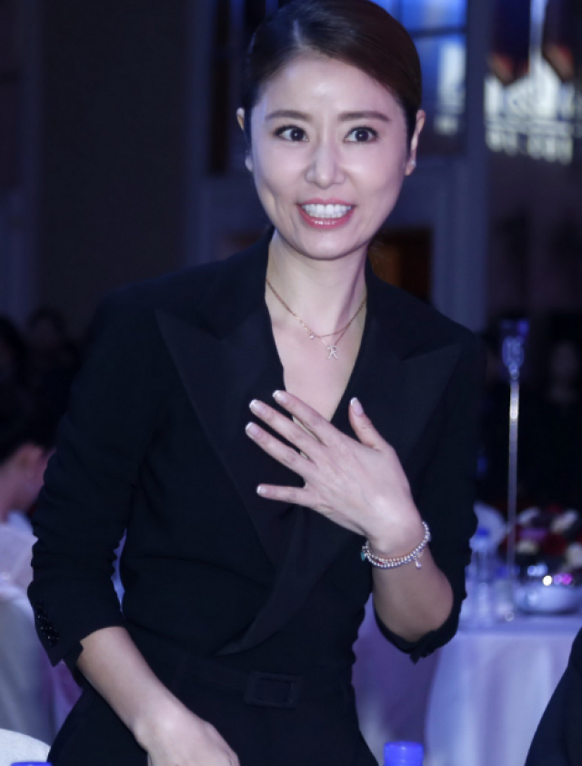 岁月催人老,林心如西装照显老,网友:裤子修身