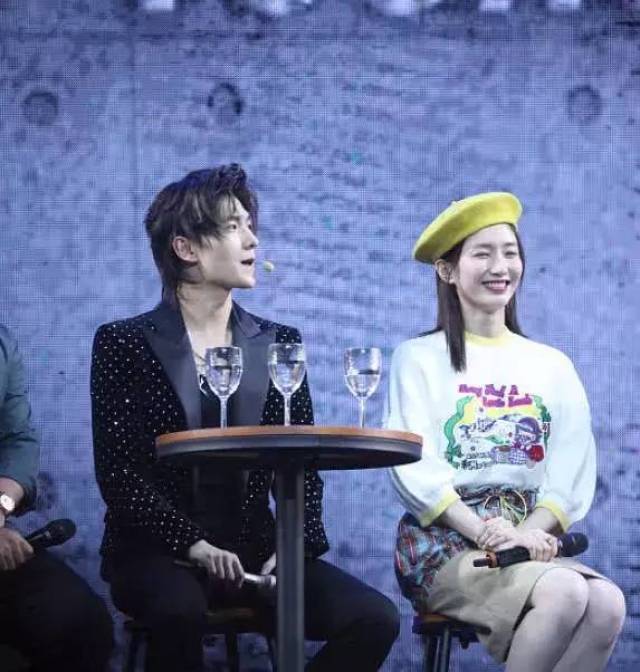 杨洋江疏影贴面"私语",谁注意到江疏影的鞋子?杨洋这下尴尬了_手机搜
