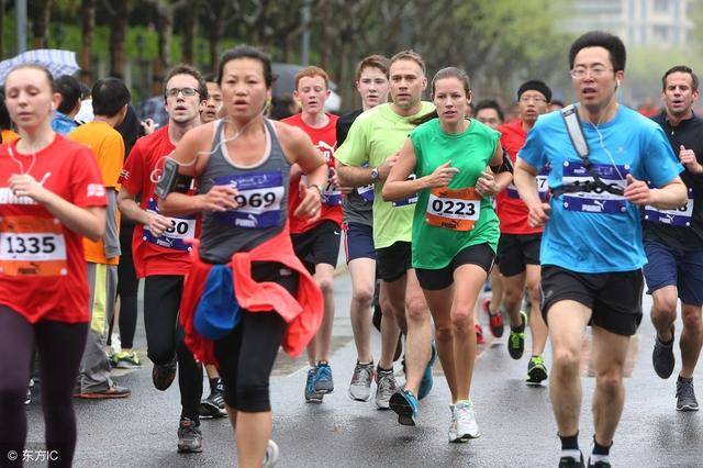 以易受傷程度排序:膝蓋外側韌帶,腳底內外側筋膜,脛骨骨膜炎,跟腱劍鞘