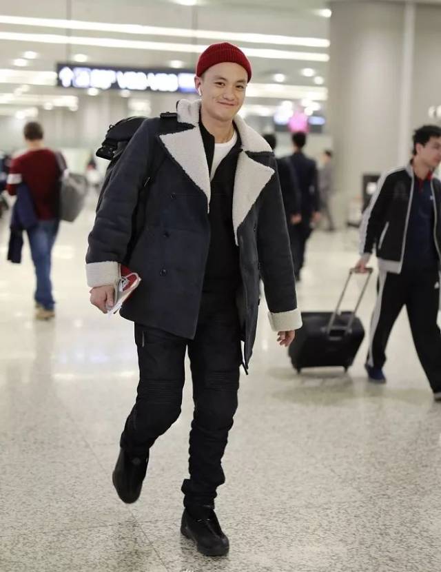 36岁周一围心真大!亮相机场成"表情帝",把女粉丝逗得开怀大笑