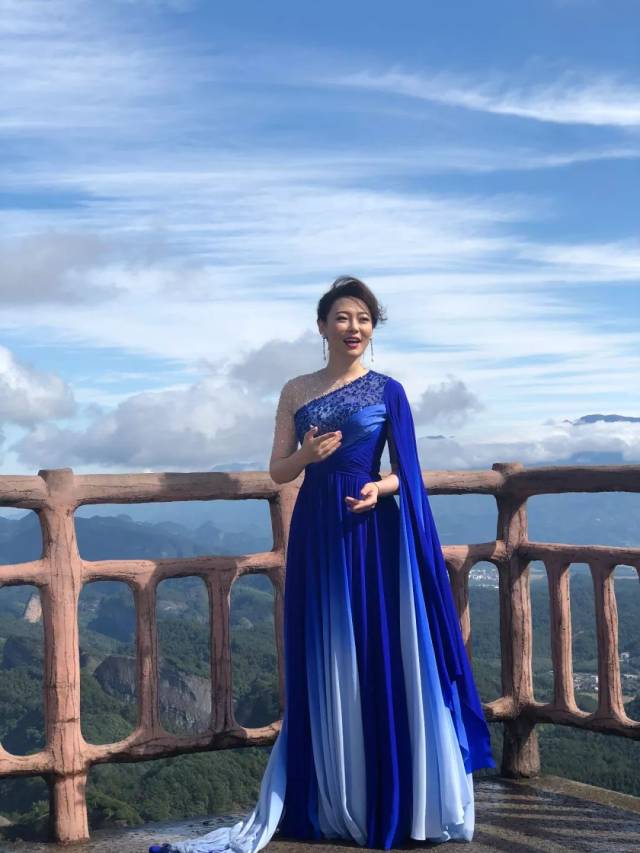 中国歌剧舞剧院青年女高音歌唱家刘桐在八角寨录制mv