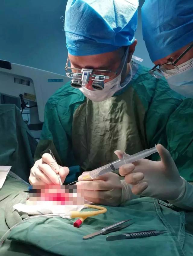 广西一26岁男子挥刀自宫,家属5小时后才发现送医,结果