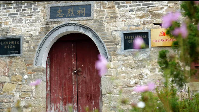 辉山村是革命老区 历史悠久,人杰地灵 古有三国魏武帝曹操屯兵的 红栗