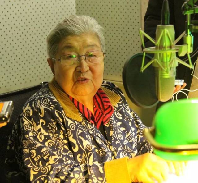 广播电台的播音员,曾与北京电台首任台长丁一岚共事她70年与声音为伴