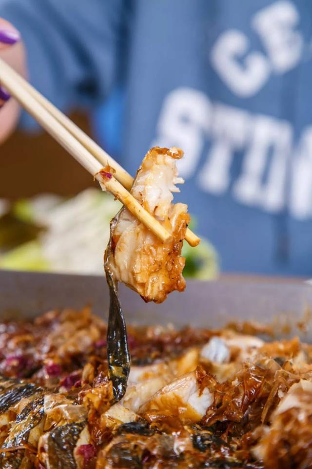 煮至软糯的鱼肉,轻轻一筷子就能夹起, 玫瑰清香混着q弹的鱼肉,满嘴