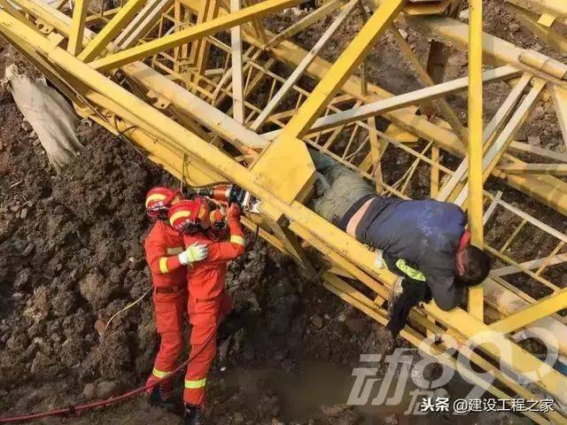 【建筑人】11月23日襄阳一在建工地发生塔吊倒塌事故!