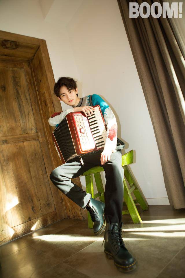 周翊然最新街拍 陪你游走《光阴的故事》