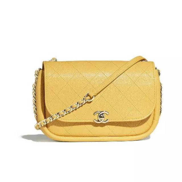 亮色系中黄色也是街拍君最喜欢的,虽然说随着年纪大了之后这些闪亮亮