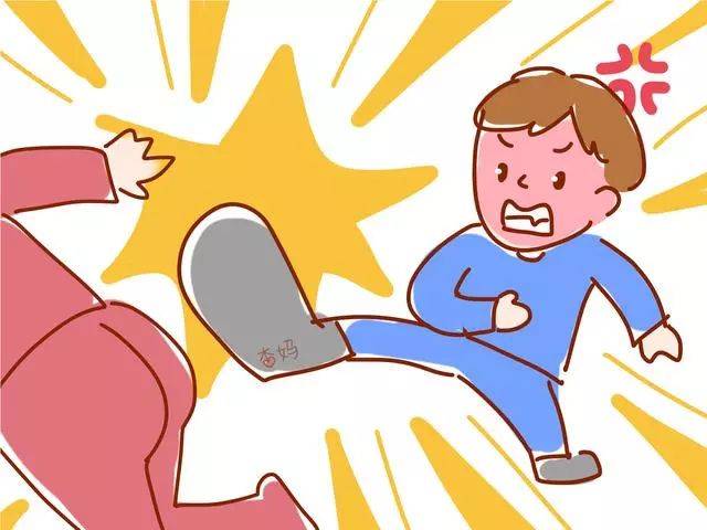 你妈妈长得没我妈妈好看于是儿子把人家屁股给踢青了