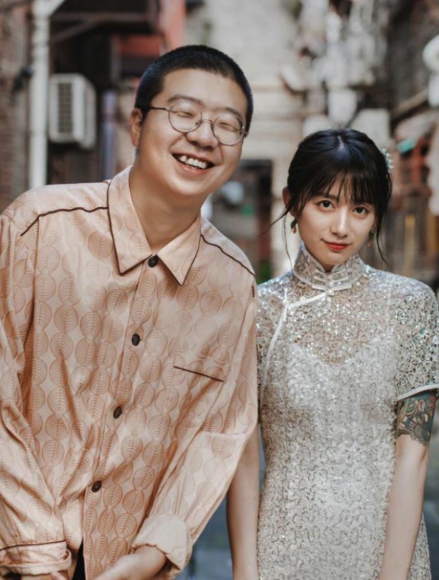 李诞在综艺节目《奇遇人生》中自曝已婚,他与女友黑尾酱相恋多年终于