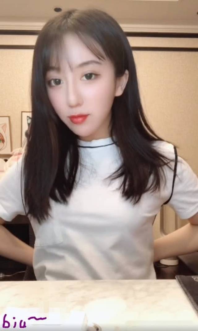 呆妹儿演示"涂口红",故意挺胸 嘟嘴卖萌,网友直呼还是有料!