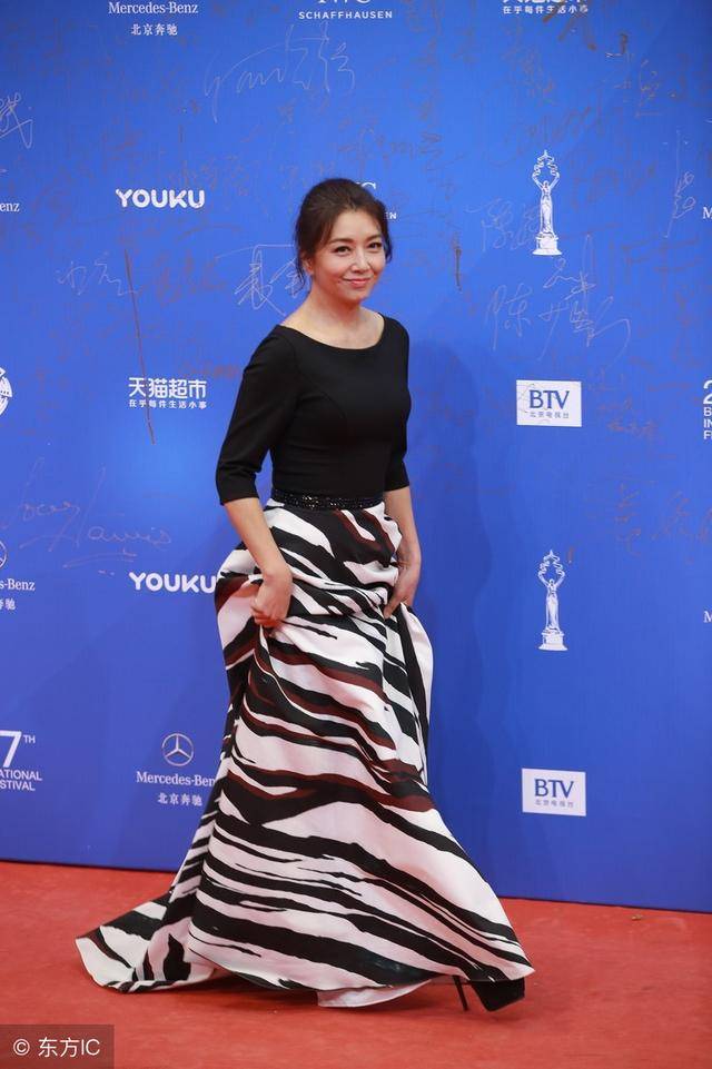 冻龄女神江珊,身高166cm,51岁身材如少女,这首歌是她唱的!