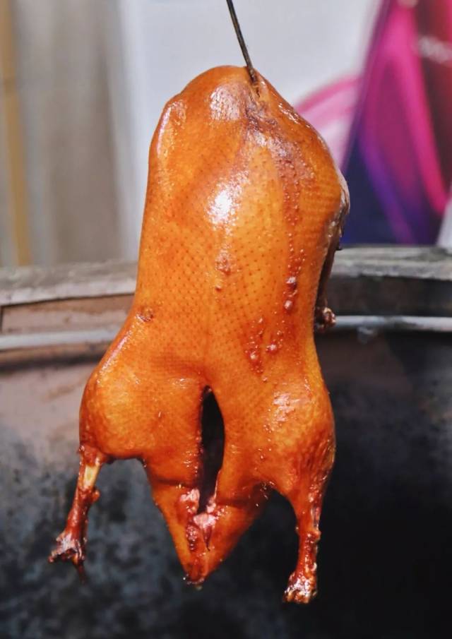 寄人篱下的烤鸭店,每天限量100只.