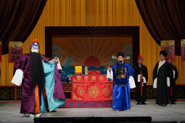 为"京剧电影工程"《捉放曹》舞台版展演,这出戏从"公堂"开始详细叙述