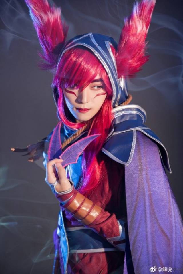 十一的女装可以说非常的精致了,cos的是lol里面的霞,精致的妆容,纤细