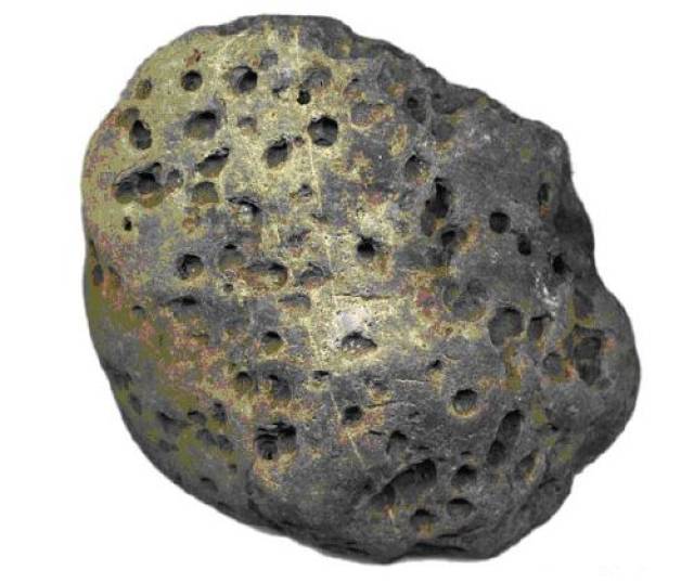 镜可以观察到细小的球粒及球粒之间的基质,并可见到fe-ni金属及陨硫铁