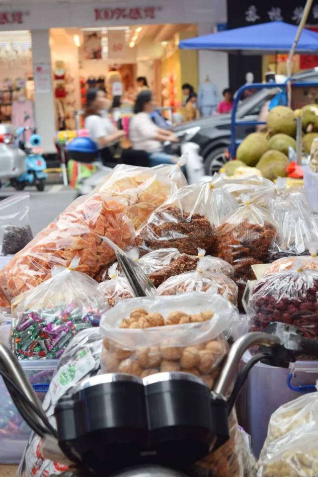 一袋袋花花绿绿的小零食 在那些悠闲的午后,一举消灭掉 这种卖杂货的
