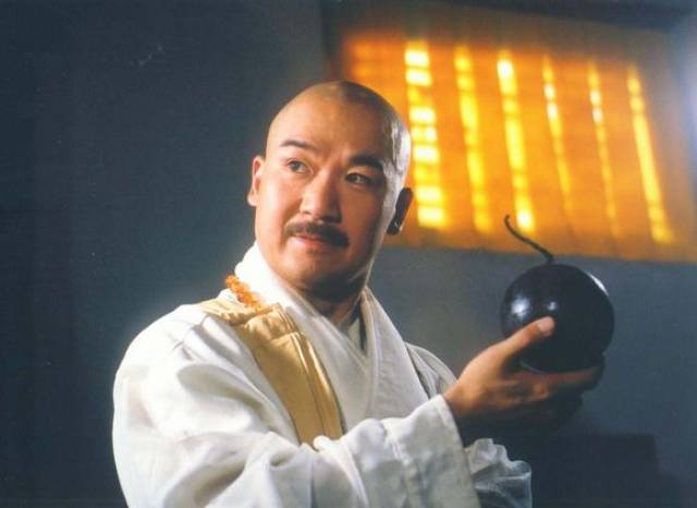 金庸武侠《倚天屠龙记》中混元霹雳手成昆是何门何派?