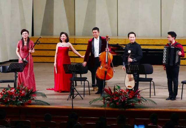 马向华,由熹,杨锰,江洋,许笑男在演出中