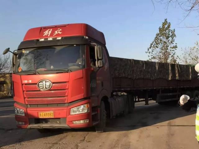 通过驾驶座向后座望去,黑压压全是人.