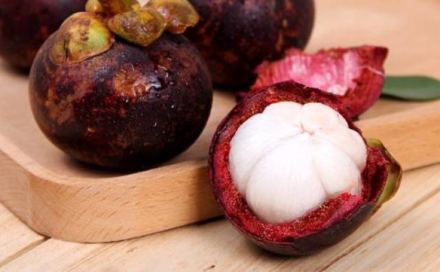 西瓜是众多水果中的败火高手,素有「吃上两块瓜,药物不用抓」的说法