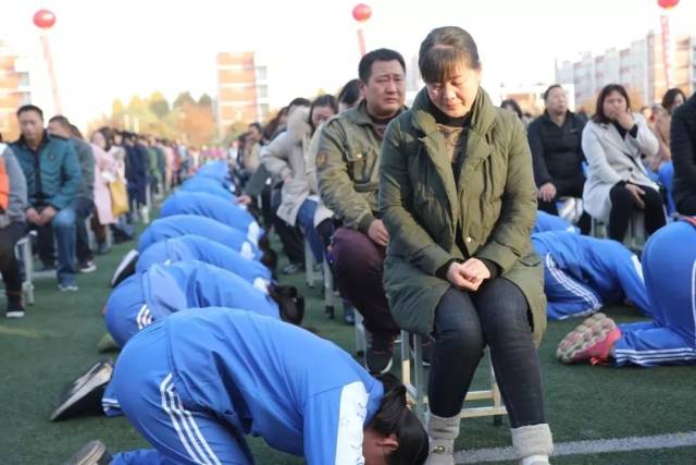 2000多名学生集体向爸妈磕头!2018了,"感恩教育"还要靠下跪吗?