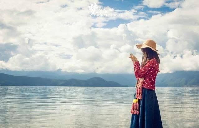90后小姐姐去泸沽湖,拿单反当卡片机,网友:女孩子都是潜力股啊