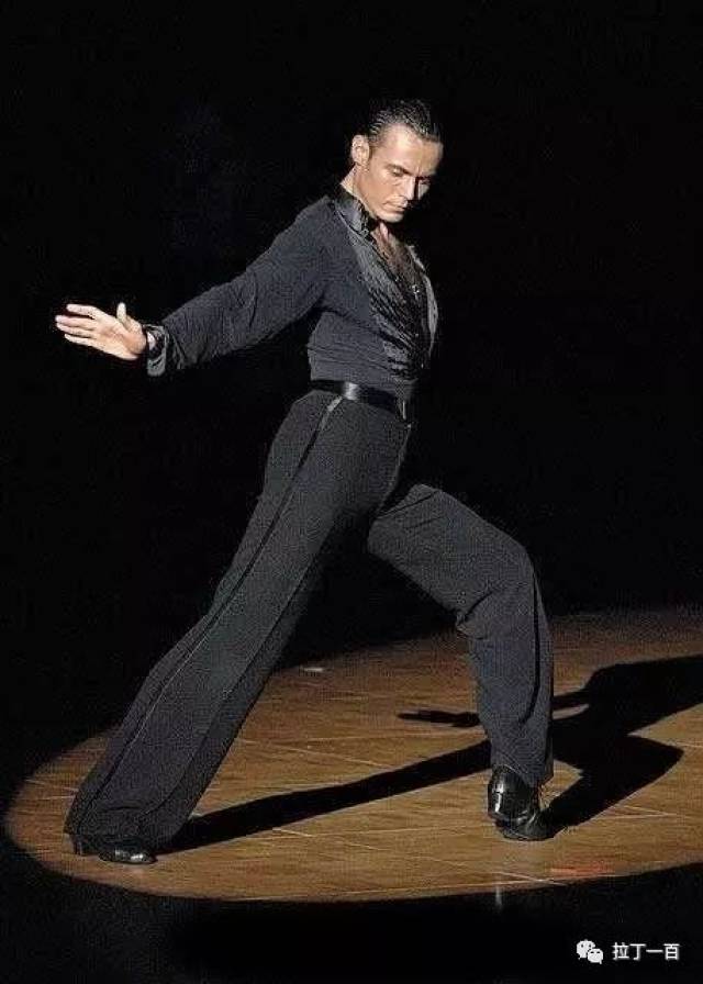 此时斯拉维克 独自一人出现在聚光灯下 凭着扎实的功底 完美演绎了一