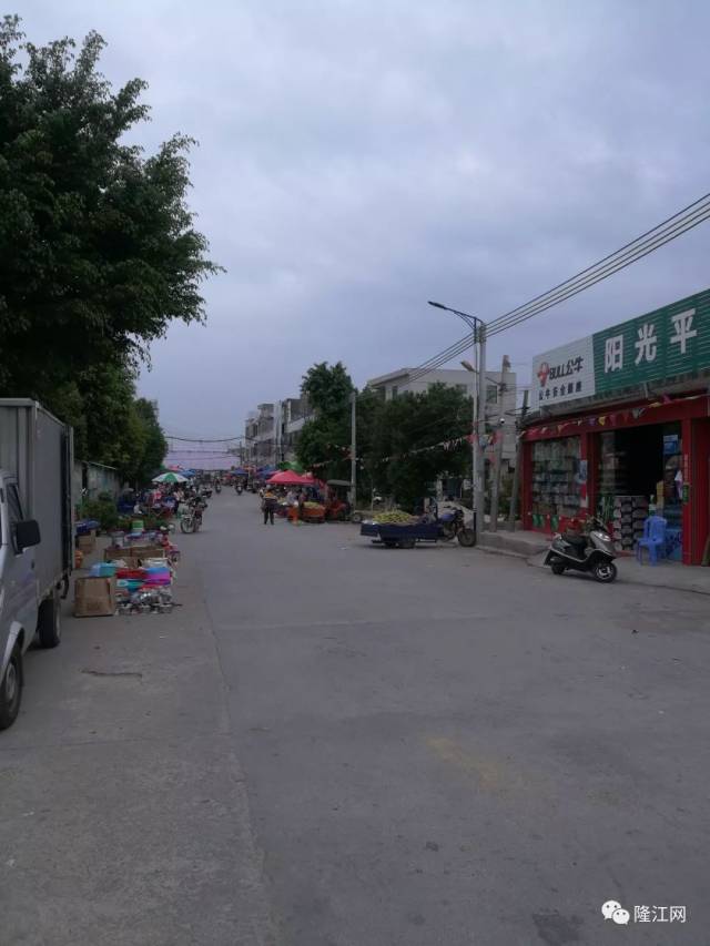 我叫凤红村.这是我的名片.