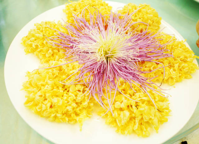 花,不是要保鲜的吗,居然用油炸,而炸过的菊花竟然还能这般完整无缺.