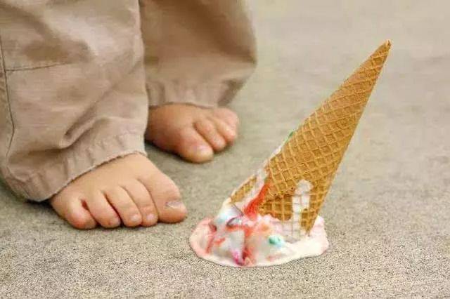 掉在地上的冰淇淋