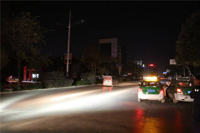 停电后的同乐大道变得漆黑一片.