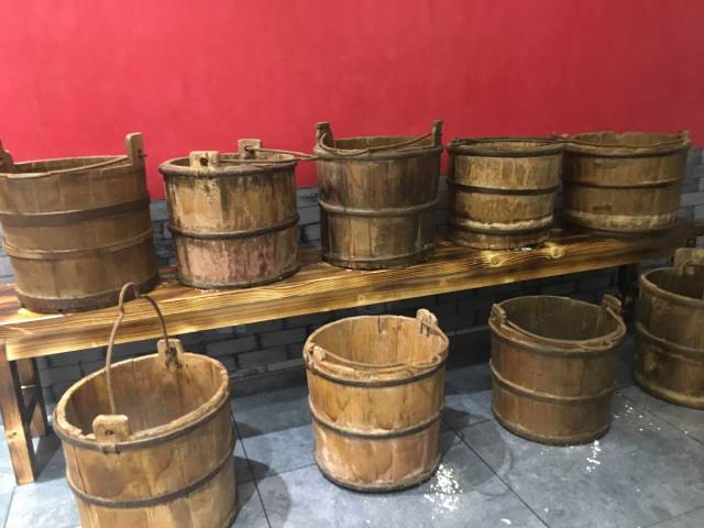 比如,袁春望和璎珞一起刷过的恭桶,里面不臭竟然有糖▼