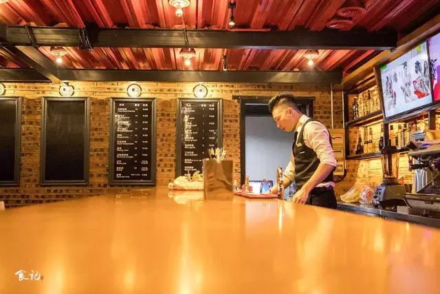 流线型的吧台干净的一尘不染,说出你的喜好,让调酒师为你量身定做一杯