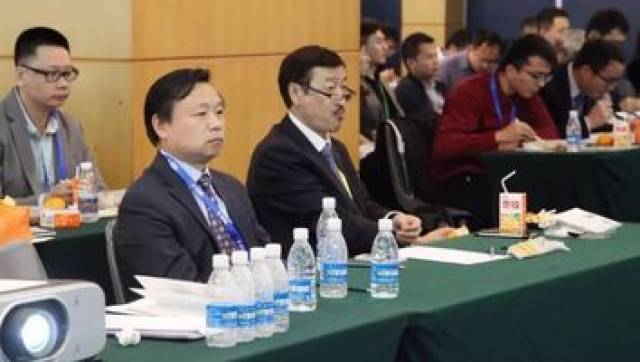 天智航董事长张送根先生听取卫星会主题演讲