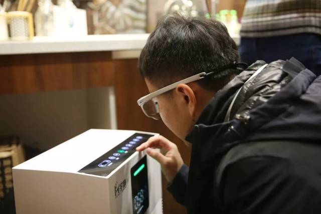 大家除了感叹实验室模拟家居环境效果的逼真,另外就是对眼动仪如何