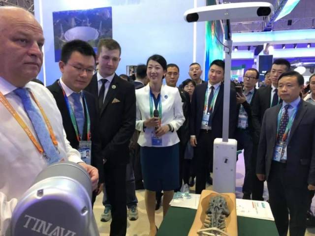 国内外友人到展台参观交流,右一为天智航董事长张送根先生