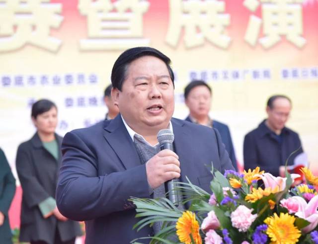 娄底日报社党组书记,社长谭清华主持启动仪式 舞蹈《爱我中华》