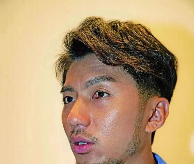 并且曾经是港男冠军的袁伟豪 还在今年自资六位数出"写真影集" 为的就