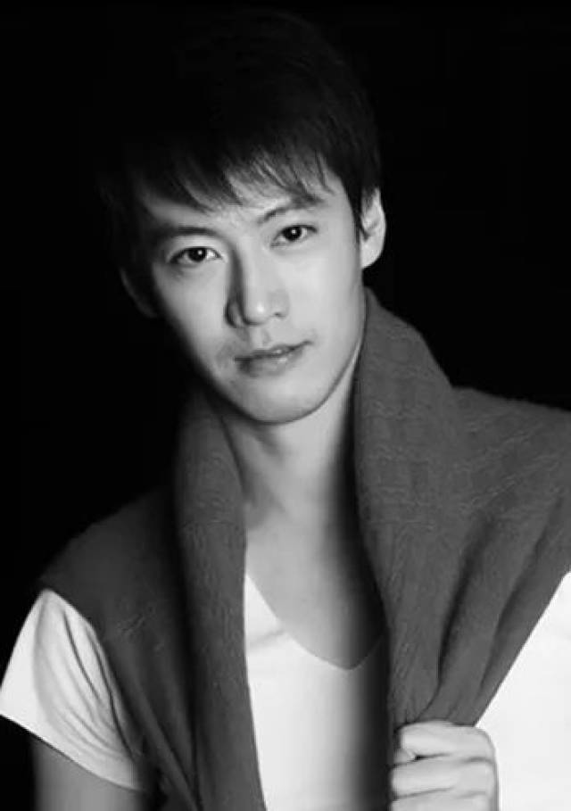 上海芭蕾舞团主要演员 国家二级演员 饰 奥杰塔/奥吉莉亚 周海波 上