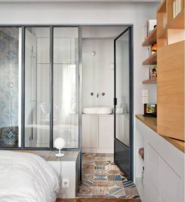 形成一面透光却又保护隐私的玻璃墙 卧室内用玻璃隔断 营造半开放式的