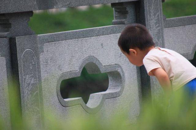 觉得,孩子才4岁,无法像大人一样控制自己,在公交车垃圾桶撒尿很正常