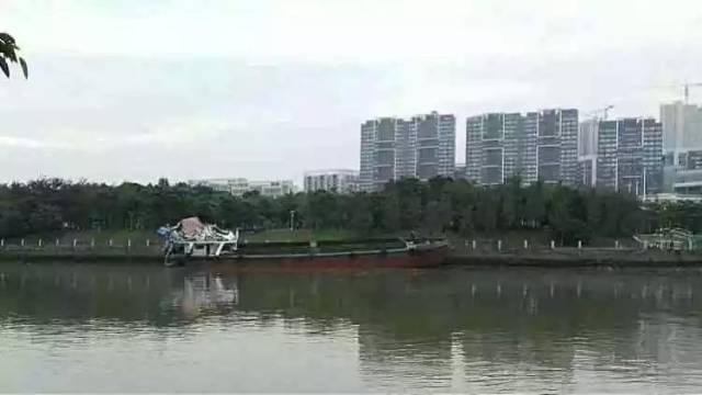 沙船撞上东莞万江桥,一人被压身亡。