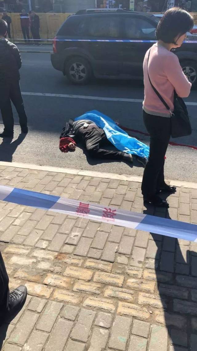 今天中午温州惨烈车祸!一人当场被…(图)