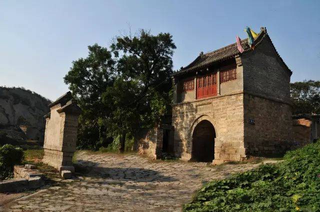 主要有封龙山汉碑,白鹿泉神君祠碑,龙泉寺碑群等