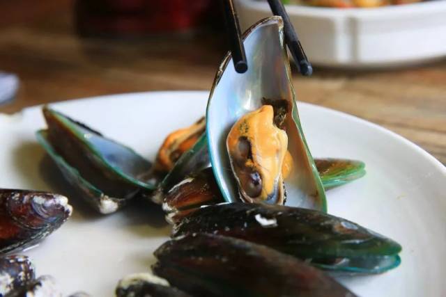 鲍鱼4元一只,花蟹20元一斤,100元吃海鲜大餐!深圳还有这样的地方?