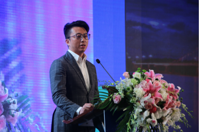 市政府秘书长王松柏主持签约仪式