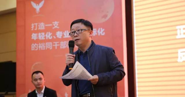 王华君携公司副总裁,现场为裕备生解惑答疑,指引人生方向.